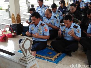 Foto: Saat Panglima TNI Hadi Nyekar di Makam Jenderal Soedirman