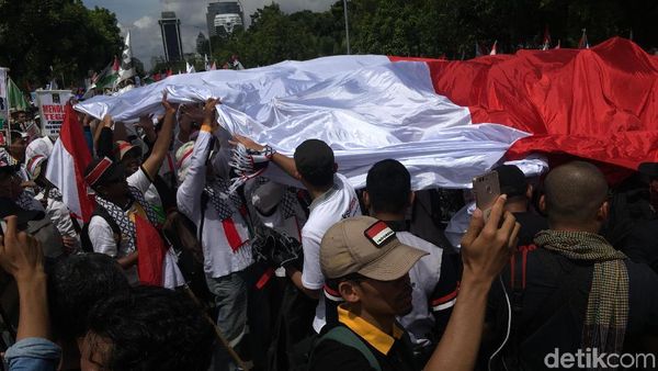 Penampakan Bendera Raksasa RI dan Palestina saat Aksi di Kedubes AS