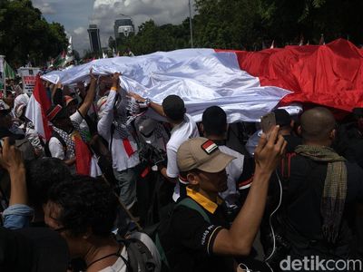 Penampakan Bendera Raksasa RI dan Palestina saat Aksi di Kedubes AS