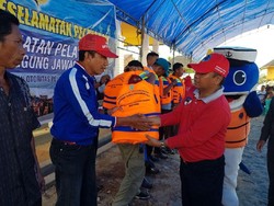 Pentingnya Life Jacket untuk Penumpang Kapal Kecil di Daerah