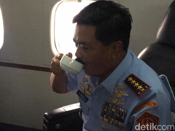 Momen Panglima TNI Seruput Kopi Baringga di Udara