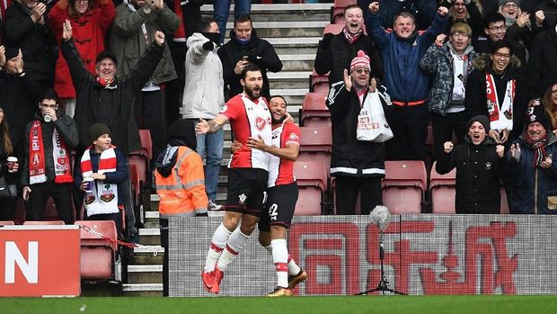 Charlie Austin merayakan gol ke gawang Arsenal.