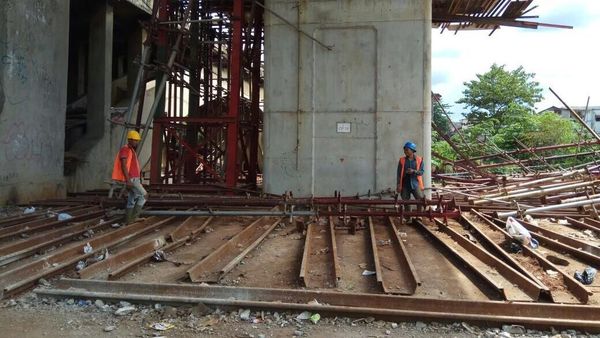 Penampakan Tiang Steger Proyek DDT Manggarai yang Roboh