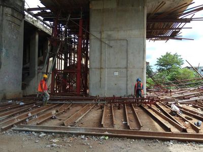 Penampakan Tiang Steger Proyek DDT Manggarai yang Roboh