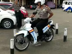 Ujian Praktik Bikin SIM Susah? Coba Lihat Aksi Pak Polisi Ini