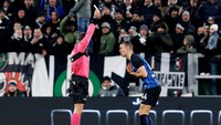 Ketatnya pertandingan berujung pada tujuh kartu kuning yang dikeluarkan wasit Paolo Valeri. Lima di antaranya diacungkan untuk para pemain Inter. (Foto: Stefano Rellandini/REUTERS)