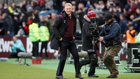 Kemenangan atas Chelsea membuat David Moyes tersenyum lebar. Itu adalah kemenangan pertamanya sejak diangkat sebagai manajer West Ham pada awal November. Foto: David Klein/Reuters