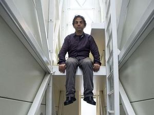 Pria Ini Tinggal di Rumah yang Nyempil