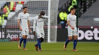 Para pemain Chelsea meninggalkan lapangan dengan kepala tertunduk. Ini adalah kekalahan keempat untuk Chelsea di Premier League musim ini. Foto: David Klein/Reuters