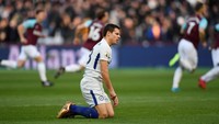 Ekspresi kecewa bek Chelsea Cesar Azpilicueta setelah gawang timnya kebobolan. Foto: Tony OBrien/Action Images via Reuters
