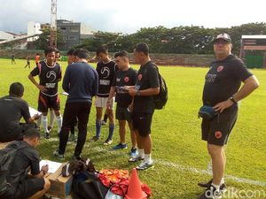 Robert Rene Albert Kritik Klub Lain yang Buru Pemain di Makassar