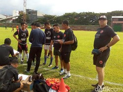 Robert Rene Albert Kritik Klub Lain yang Buru Pemain di Makassar