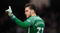 Pemain Manchester City lain, Ederson, berada di posisi kedua daftar ini dengan estimasi peningkatan harga 74,4 juta euro (Rp 1,261 triliun) dibandingkan enam bulan lalu. Ia kini ditaksir senilai 98,7 juta euro (Rp 1,67 triliun). (Foto: Stu Forster/Getty Images)