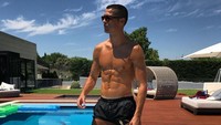 Di medsos, Cristiano Ronaldo pun sering pamer perut yang makin keilhatan sixpack. (Foto: Instagram/cristiano)