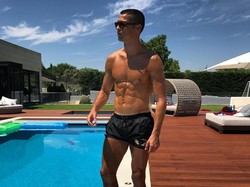 Di medsos, Cristiano Ronaldo pun sering pamer perut yang makin keilhatan sixpack. (Foto: Instagram/cristiano)