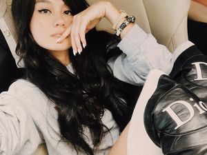 Foto: Cantiknya Agnez Mo Pamer Foto dengan Rambut Hitam Panjang