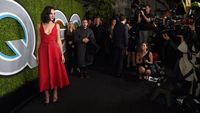 Foto: Pesona Gal Gadot Tampil dengan Gaun Merah nan Unik
