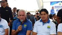 Saat diperkenalkan kepada bobotoh, Mario Gomez didampingi asistenya, Fernando Soler.  (Mochamad Solehudin/detikSport)