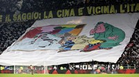 Mereka bahkan membawa spanduk besar bernada ejekan terhadap Inter. Juventus dan Inter memang punya sejarah rivalitas yang besar, terlebih setelah kasus Calciopoli pada 2006 silam. (Foto: Stefano Rellandini/ REUTERS)