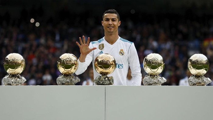 MADRID, SPAIN - DECEMBER 09: Cristiano Ronaldo of Real Madrid CF poses with his five Golden Ball (Ballon d'Or) trophies   prior to start the La Liga match between Real Madrid CF and Sevilla FC at Estadio Santiago Bernabeu on December 9, 2017 in Madrid, Spain . (Photo by Gonzalo Arroyo Moreno/Getty Images)