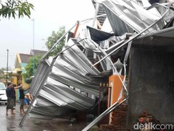 Hujan Deras dan Angin Kencang Rusak Rumah Warga Porong
