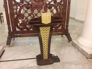 Ini Mimbar untuk Anies-Sandi yang Mendadak Muncul di Balai Kota