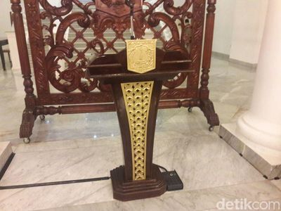 Ini Mimbar untuk Anies-Sandi yang Mendadak Muncul di Balai Kota