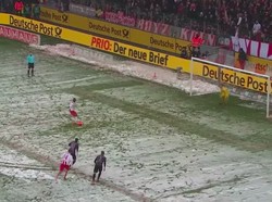 Sulit Temukan Titik Penalti akibat Salju, Ini yang Dilakukan Wasit