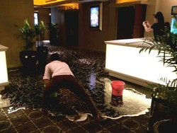 Diduga Atap Plafon Jebol, Bioskop Hollywood XXI Kebanjiran