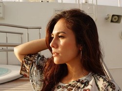 Posting Foto Liburan, Netizen Gagal Fokus ke Baju Wulan Guritno