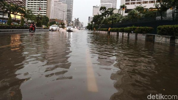 Foto: Bundaran HI juga Tak Luput dari Banjir