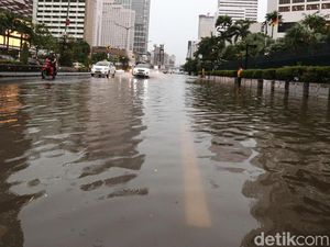 Foto: Bundaran HI juga Tak Luput dari Banjir