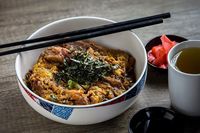 Enaknya Makan Nasi Hangat dengan Paduan Chicken Katsu Gurih di Sini