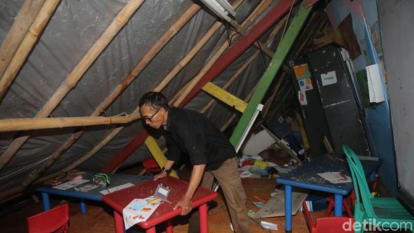 Hujan Lebat dan Angin, Sekolah di Kuningan Ini Ketimpa Pohon