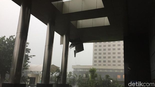 Hujan Deras, Plafon Lobi Gedung Baru KPK Jebol