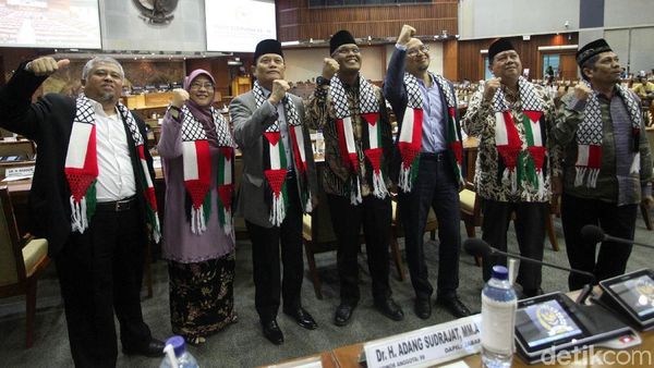 Ketika Anggota Dewan Kenakan Syal Palestina