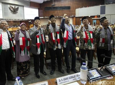 Ketika Anggota Dewan Kenakan Syal Palestina