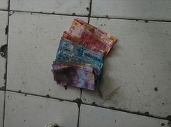 Cerita Sopir Ojek dan Warga Saat Lihat Uang Berhamburan di Jalan