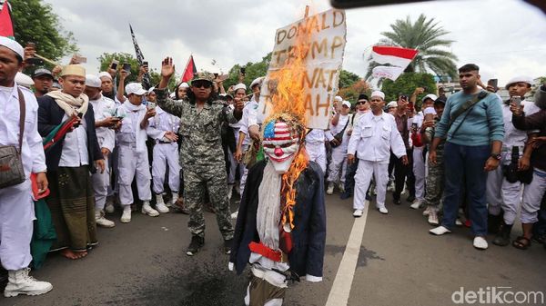 Detik-detik Boneka Trump Dibakar di Depan Kedubes AS