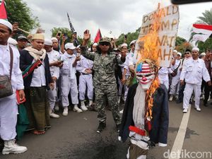 Detik-detik Boneka Trump Dibakar di Depan Kedubes AS