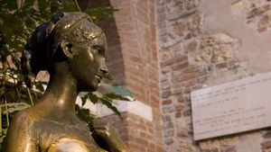 Foto: Para Jomblo Rebutan Pegang Patung Ini