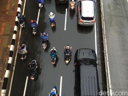 Naik Motor saat Hujan, Perhatikan 4 Hal Ini
