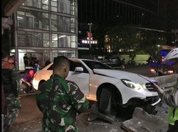 Sedan Mercy Tabrak Separator Busway di Jl MH Thamrin