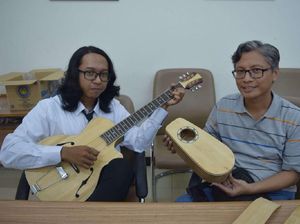 Mahasiswa ITS Buat Gitar Berbahan Bambu, Ini Keunggulannya