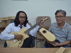 Mahasiswa ITS Buat Gitar Berbahan Bambu, Ini Keunggulannya