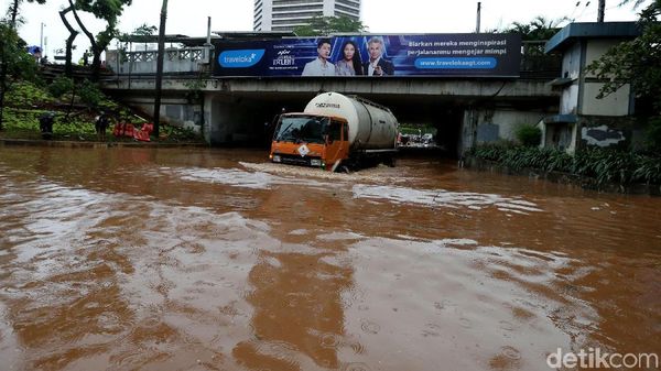 Foto: Underpass Dukuh Atas Banjir, Lalu Lintas Putus