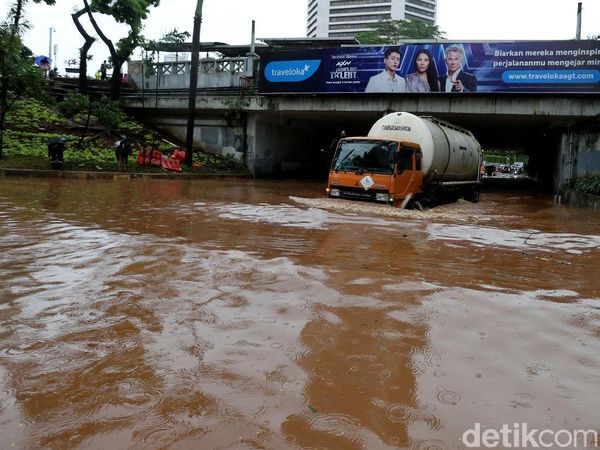 Foto: Underpass Dukuh Atas Banjir, Lalu Lintas Putus