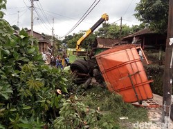 Evakuasi Bangkai Truk Tabrak Rumah di Semarang Butuh Waktu 4,5 Jam