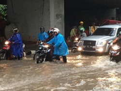 Genangan di Dekat Balai Kartini, Motor Mogok dan Jalanan Macet