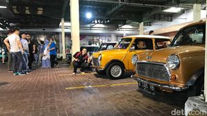 Wuih, Parkiran Ini Dipenuhi Mobil-mobil Mr Bean